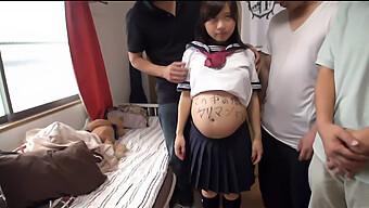 Le Moment Intime De La Jeune Japonaise Enceinte Rina Avec Un Cosplayeur